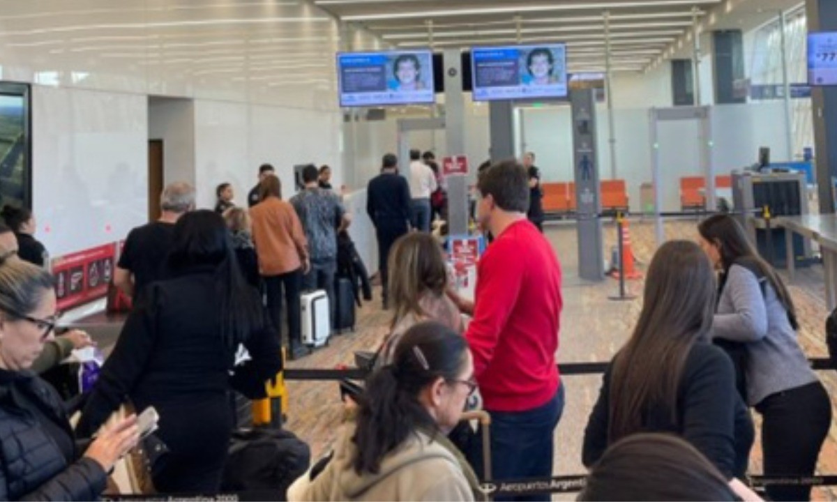 Demoras en Aeroparque por medida de fuerza de pilotos antes del fin de semana largo | Actualidad