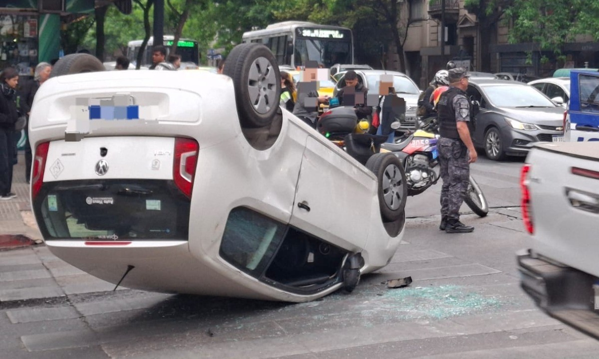 Vuelco en Nueva Córdoba: auto quedó con las cuatro ruedas hacia arriba | Córdoba