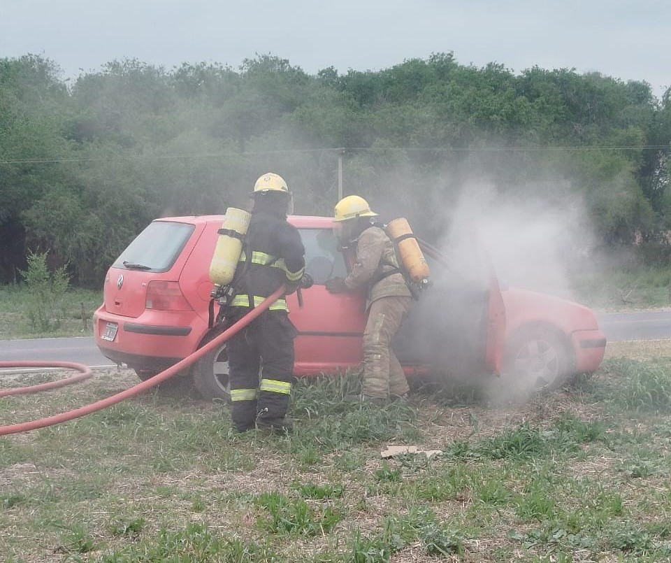 Unquillo: un auto se incendió tras cargar GNC y su conductor sufrió quemaduras | Córdoba