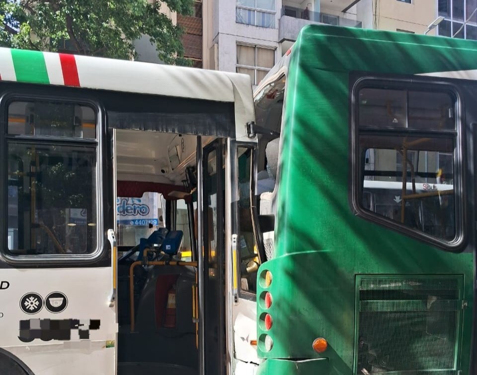 Choque múltiple entre colectivos en Avenida Colón: cuatro heridos | Córdoba
