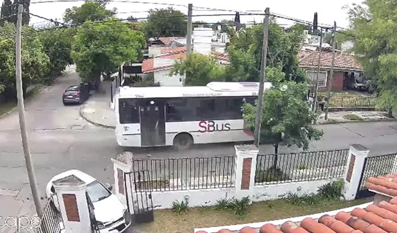 Impactante accidente: un auto terminó incrustado en la reja de una vivienda | Córdoba