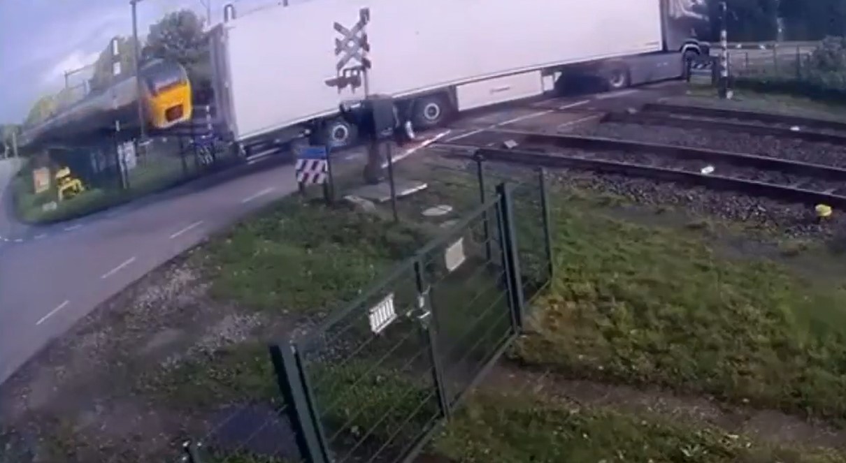 Un tren embistió a toda velocidad a un camión en Países Bajos | Internacionales