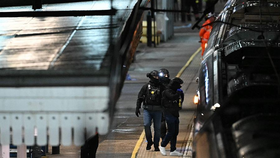 Inglaterra: qué se sabe del ataque con arma blanca que dejó al menos diez heridos en un tren | Internacionales