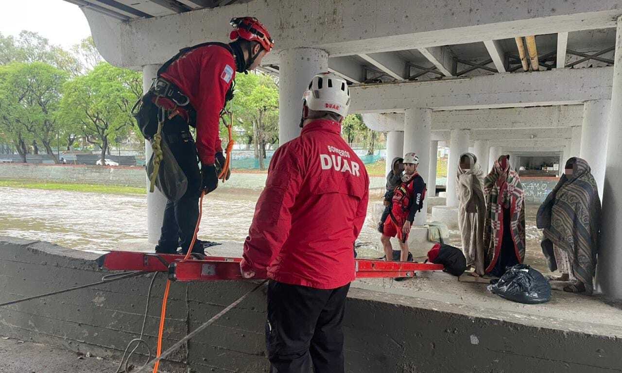 Rescate de personas bajo el Puente Olmos por parte de la Dirección de Bomberos | Córdoba