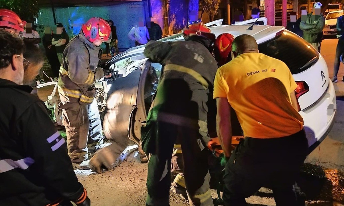 Bomberos rescataron a un hombre atrapado tras un choque en Villa Rivera Indarte | Córdoba