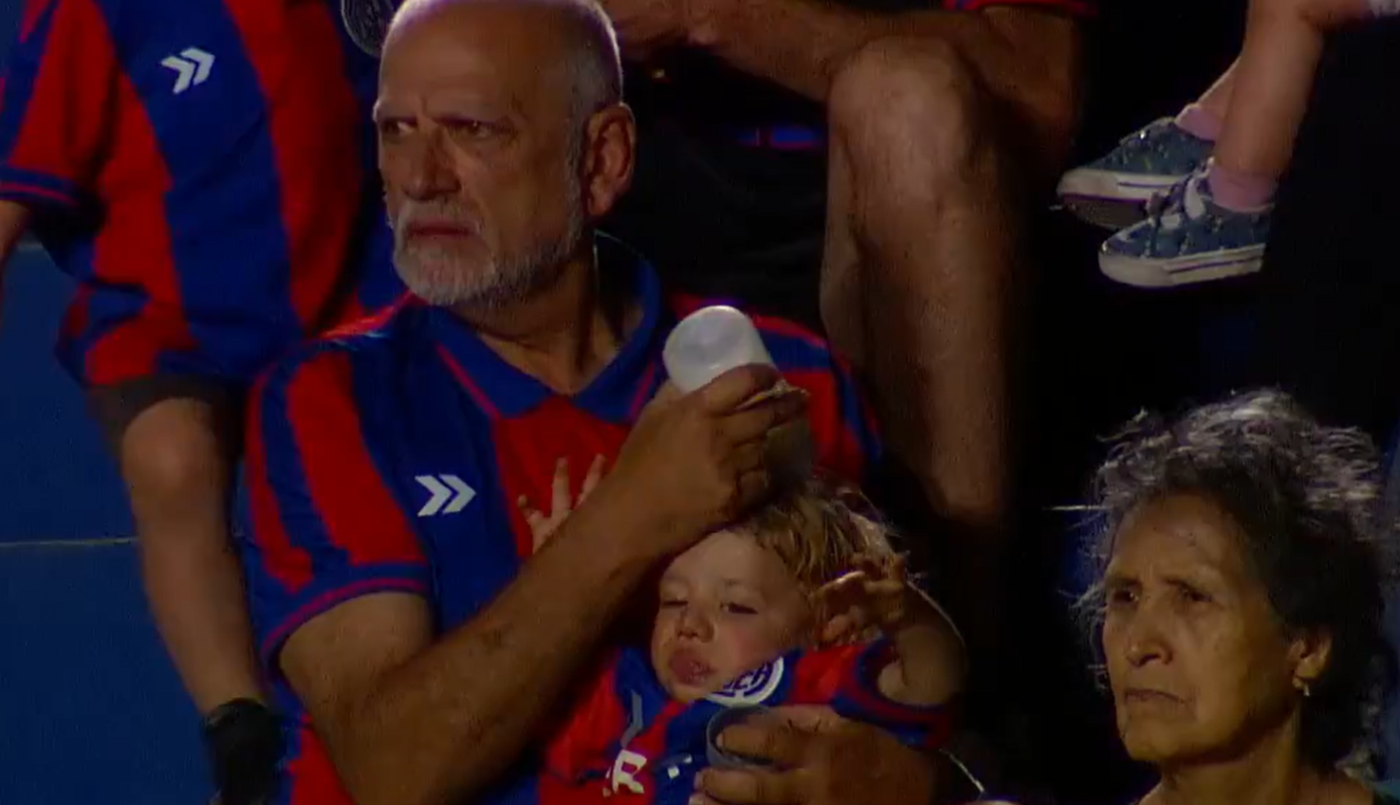 El blooper de un hincha de San Lorenzo que alimentaba a un niño en la cancha | Deportes