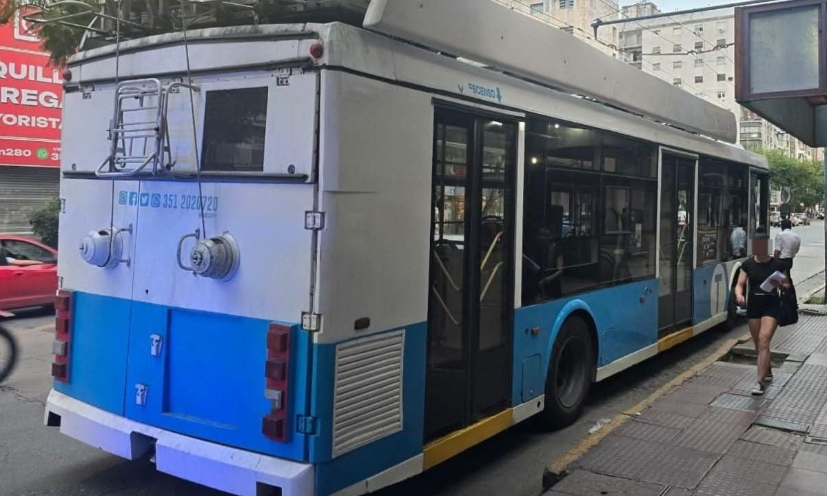 Se desprendió un cable de trolebús en el Centro y golpeó a un niño en la mano | Córdoba