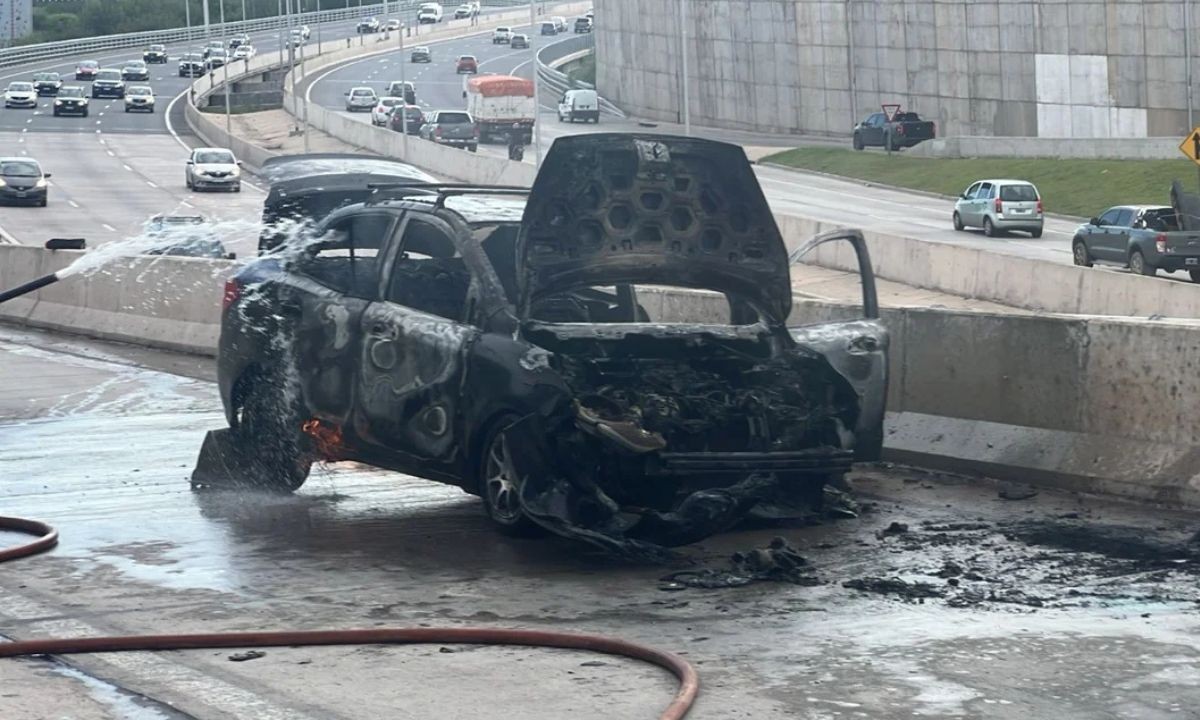 Se incendió un auto en la zona de la Mujer Urbana y generó demoras en el tránsito | Córdoba
