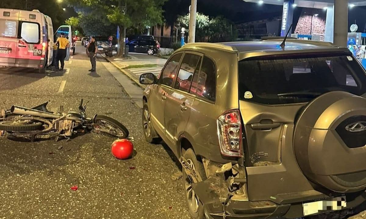 Un motociclista sufrió un fuerte golpe en la cabeza tras chocar un auto en el Cerro | Córdoba