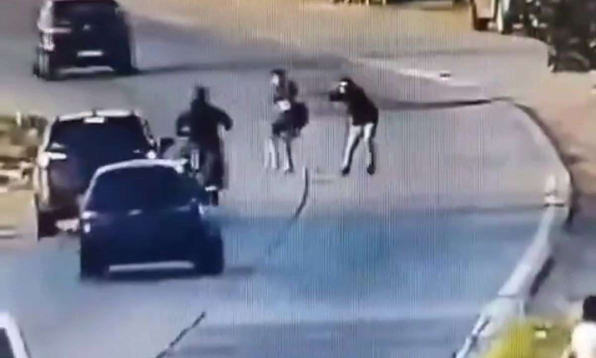 Impactante video: una conductora atropelló a un ladrón que intentaba robar una moto | Actualidad