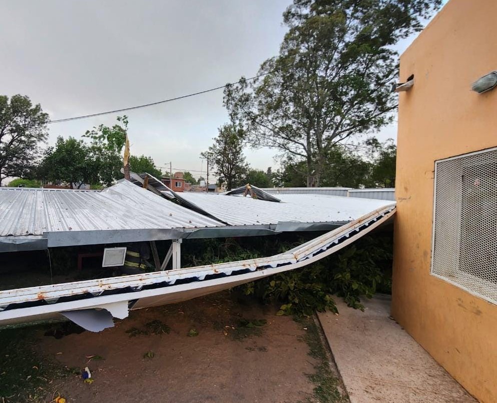 Se desplomó parte del techo del polideportivo en barrio Los Álamos | Córdoba
