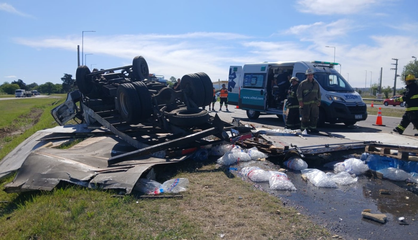 Vuelco de un camión en la autopista Córdoba–Carlos Paz: el conductor permanece en estado crítico | Córdoba