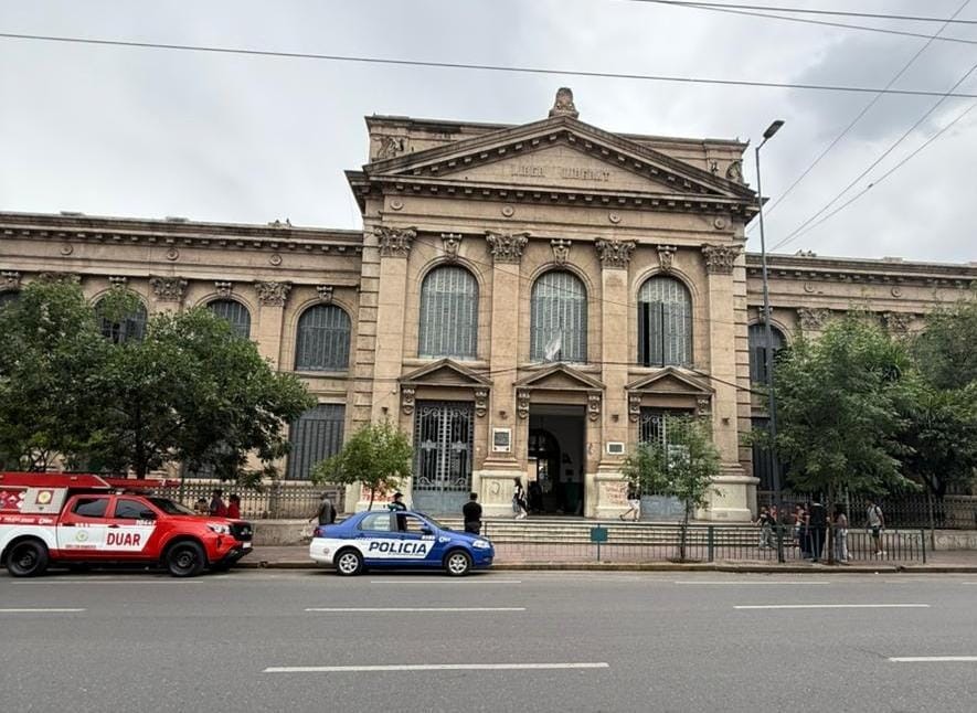 Evacuaron una escuela del Centro por el derrame de un líquido en un laboratorio | Córdoba