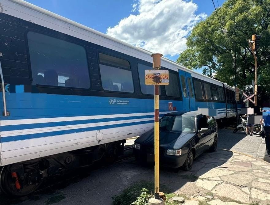La Falda: un auto cruzó las vías y fue impactado por el Tren de las Sierras | Córdoba