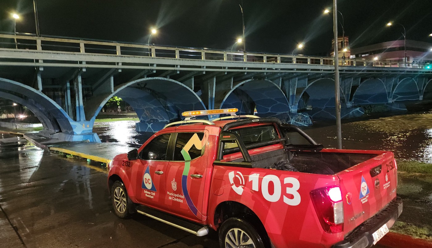 Intensas lluvias obligan a un corte total en distintos tramos de la Costanera por la crecida del río | Córdoba