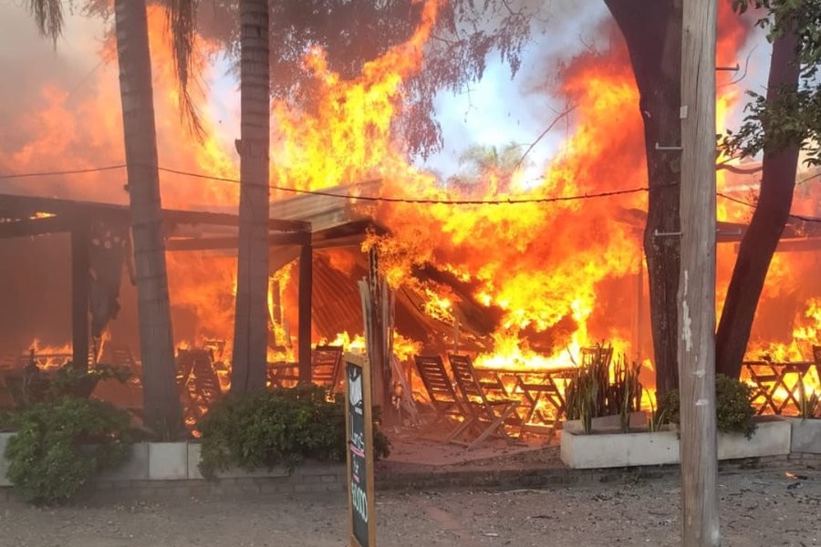 Impactante incendio en la Recta Martinolli: destruyó un restaurante en barrio Argüello | Córdoba