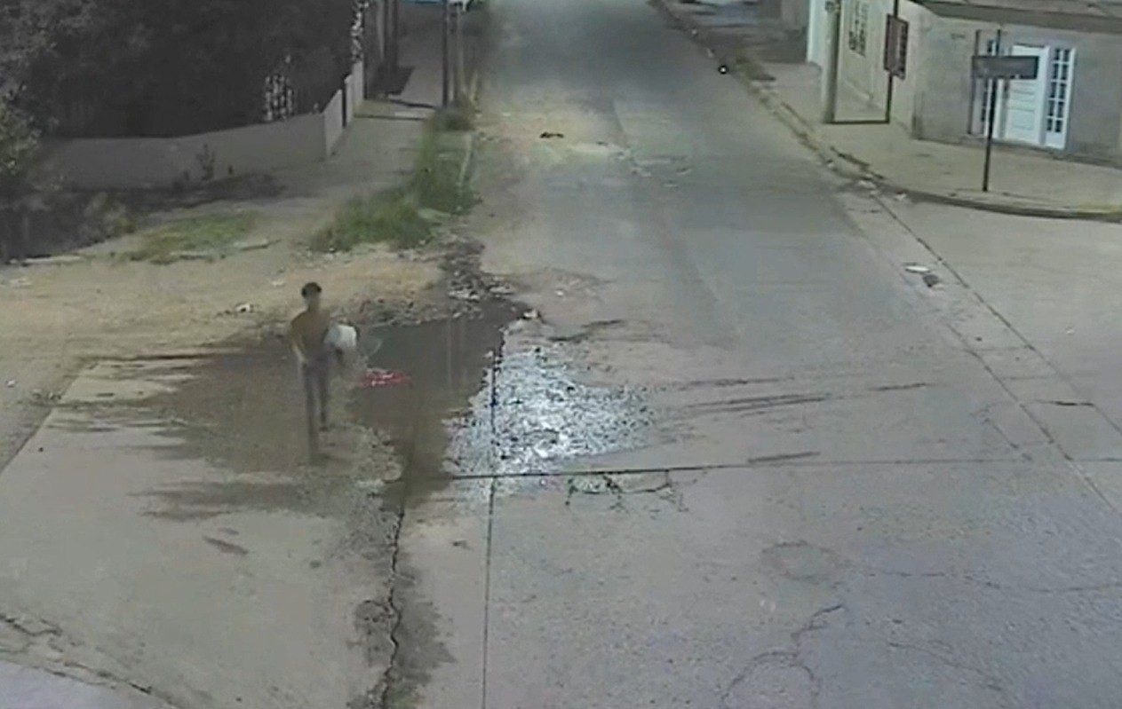 Detuvieron a un hombre tras dañar un domo policial en barrio Renacimiento | Córdoba