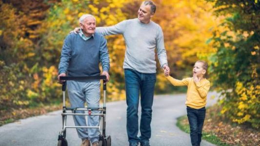 Entre padres e hijos: la generación que cuida a todos y empieza a colapsar