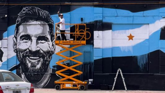 Un mural gigante de Lionel Messi transforma una esquina del centro de Río Cuarto