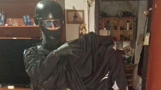 Cae una pareja que ocultaba cocaína en una puerta hueca en B° Villa Páez