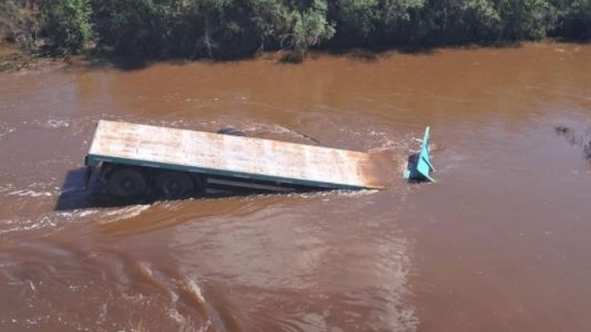 Grave accidente en la autopista Rosario-Córdoba: un camión cayó a un arroyo y buscan al conductor