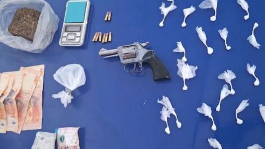 Detienen a un hombre tras huir de un control: llevaba droga, un arma y dinero