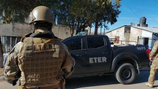 Tensión en Villa El Libertador: detuvieron a una mujer que se atrincheró con niños