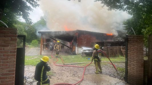 Un rayo provocó un incendio en una cabaña de Cosquín y generó daños materiales