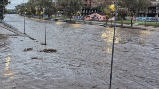 Cortes en tramos bajos de Costanera por acumulación de agua en la calzada y zonas críticas
