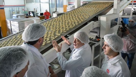 Cierra una emblemática fábrica de galletas en San Juan y despiden a decenas de empleados