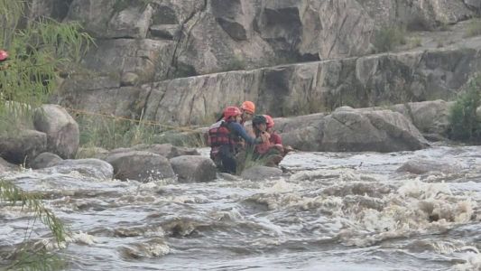 Dramático rescate en Mina Clavero: una mujer fue salvada tras la crecida del río