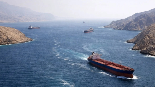 Irán bloqueó el estrecho de Ormuz tras los ataques de Israel en Líbano