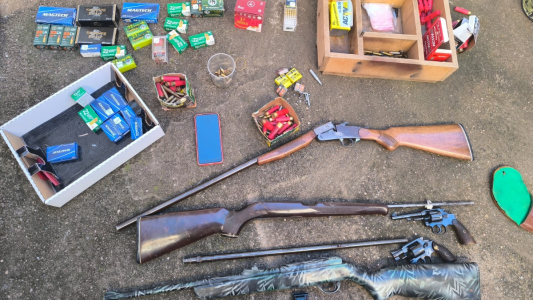 Un hombre de 69 años detenido en Villa Sarmiento tras secuestrarle un arsenal de armas