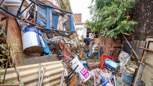 Retiraron 213 toneladas de basura de una casa abandonada en barrio San Martín