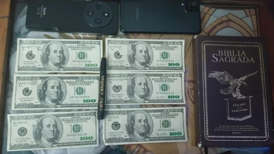 Detienen a dos hombres con 600 dólares falsos en barrio General Paz