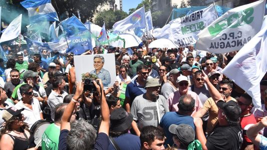 Masiva protesta social en el centro de Córdoba por la continuidad de programas laborales