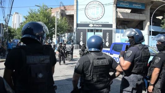 Detuvieron a un hombre por intentar entrar con un carnet falso al estadio de Belgrano