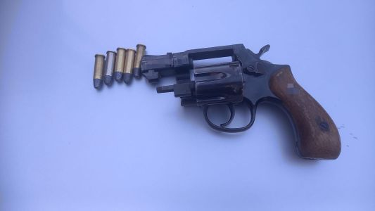 Detuvieron en Alta Córdoba a un joven que llevaba un arma cargada