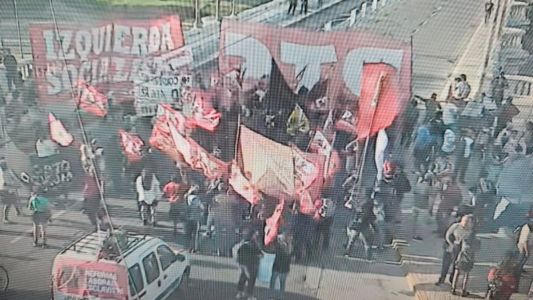 Caos en el tránsito de Córdoba: operativo policial por protestas en el centro