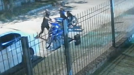 Inseguridad brutal: le robaron la moto a una repartidora mientras entregaba un pedido