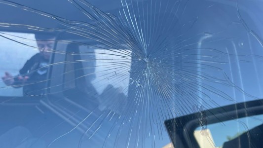 Detienen a un limpiavidrios tras una pelea callejera en Nueva Córdoba: daños a un patrullero