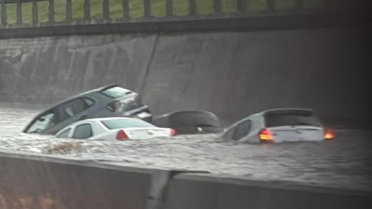 Temporal en el AMBA: Panamericana anegada y varios autos quedaron bajo el agua por fuerte lluvia