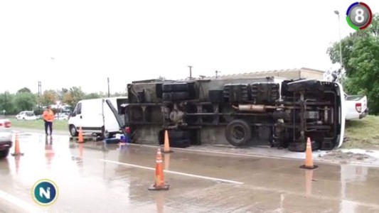 Un camión cargado con lácteos volcó en Circunvalación