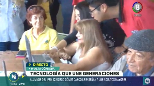 Alumnos de quinto año enseñan a adultos mayores a usar tecnología