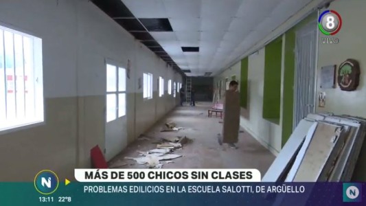 Por la lluvia, se derrumbó el techo de una escuela