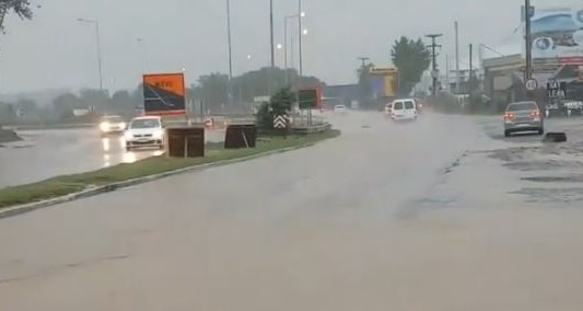 Consecuencias de la lluvia: Anegamientos en barrio Sacchi impide la salida de vehículos