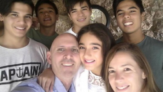 Puro amor: una pareja cordobesa adoptó a cinco hermanos que vivían separados