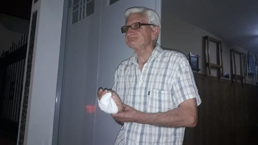 Delincuentes le cortaron los dedos a un jubilado en un asalto