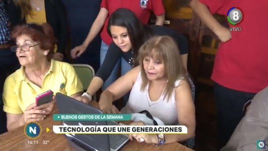 Alumnos enseñan a manejar las nuevas tecnologías a los abuelos entre los buenos gestos de la semana