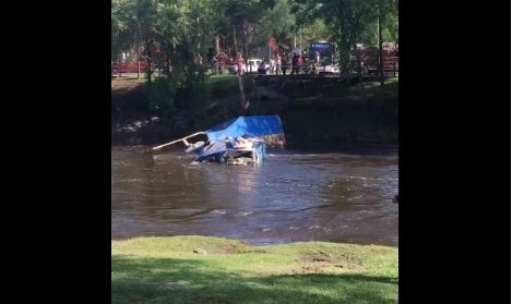 Un camión cargado con harina cayó al cauce del río